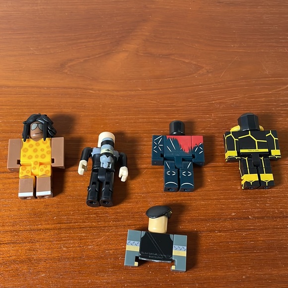 5 Roblox Action Figures - Picture 4 of 4